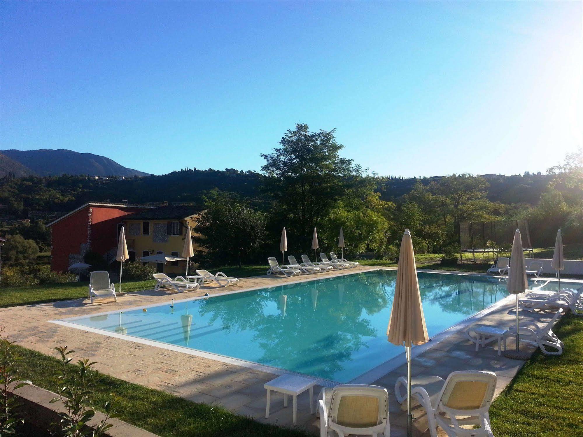 Residence Corte Del Bosco Garda  Bagian luar foto